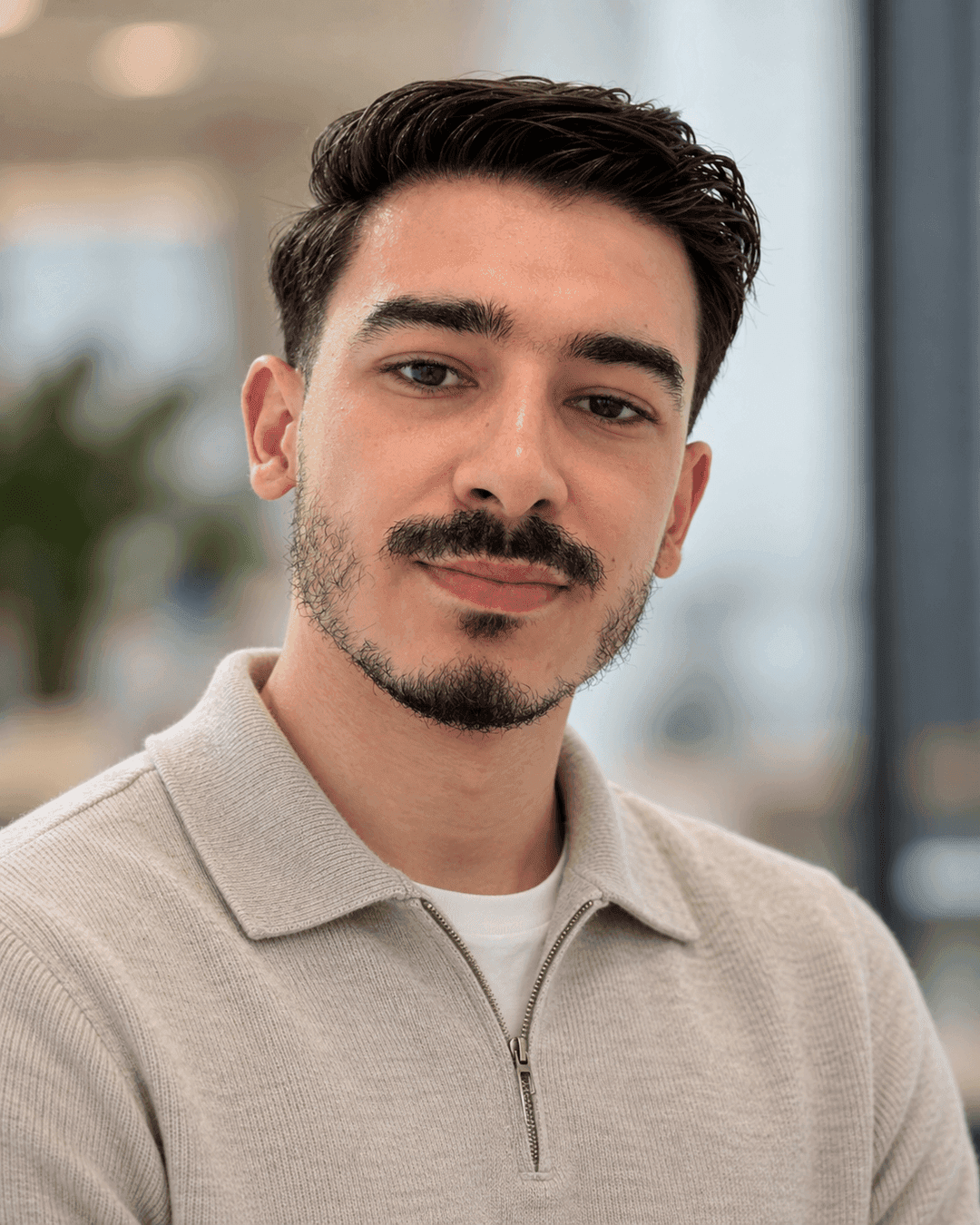 Portret van Atakan, oprichter van Wizedo, aan het werk
